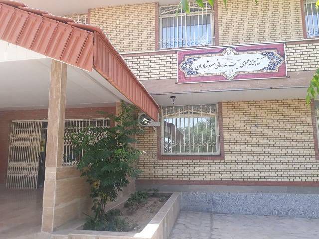 فضای بیرون کتابخانه